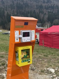SOS točka omogoča, da ponesrečena oseba sama vzpostavi stik s centrom za obveščanje na številki 112, tudi na območjih brez mobilnega signala.