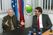 Dominique Pilon v prijetnem klepetu z županom Tadejem Beočaninom, na sprejemu v prostorih Občine Ajdovščina, pred odprtjem razstave. Foto Primož Brecelj 