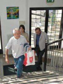 Stanko in David Čufer ter ravnatelj Anton Žagar prihajajo na sprejem