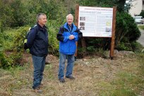 Jesen 2011, Stanislav Bačar in predsednik Marijan Lozej, predsednik Društva Matija Vertovec, ob odkritju info table na Uhanjah.