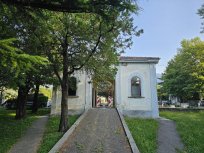 Stara vežica na ajdovskem pokopališču, ki jo je dokončno načelo nedavno neurje, gre še letos v prenovo. 