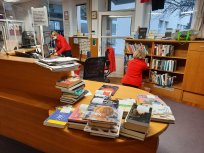 Pred odpiranjem knjiznice je potrebno pripraviti vse rezervirano in naroceno gradivo. Knjige, revije, studijski clanki cakajo na prevzem. Fito: lka