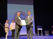 Župan Tadej Beočanin je planincem izročil jubilejno županovo priznanje. 