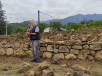 Mojster kraških suhozidov Boris Čok na eni od delavnic terasirane krajine in suhozidja v Vipavski dolini. 