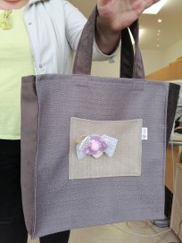 Takšne nakupovalne torbe so šivale šivilje v dnevnem centru Rdečega križa Ajdovščina. 