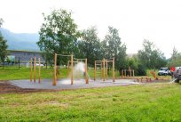Prvi ulični park v Ajdovščini - delavci KSD Ajdovščina zalivajo površino, ki je že zasejana in bo v celoti zatravljena.  