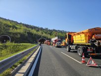 Na nedeljski dopoldanski vaji na hitri cesti je sodelovalo veliko služb za zaščito in reševanje 