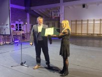 Podžupan Občine Ajdovščina Dejan Pišot je ob okrogli obletnici izvajanja bivalnega programa VDC Ajdovščina-Vipava izročil jubilejno županovo priznanje