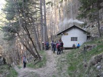 Na poti na Malo goro ste dobrodošli tudi v lovskem zavetišču Črna peč. 