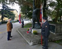 Območno združenje NOB Ajdovščina – Vipava je v dneh pred 1. novembrom, prazničnim dnevom spomina na mrtve, k Spomeniku upora primorskega ljudstva na Cesti 5. maja položilo venec.