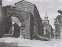 Veno Pilon, Obzidje in vrata v mesto Sv. Križ na Vipavskem, 1922–1925, č/b negativ, 6,5 x 9 cm, original hrani Pokrajinski arhiv v Novi Gorici