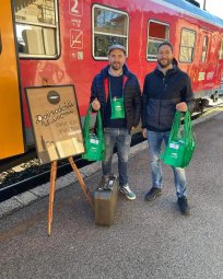 Matjaž in Jani, kreatorja turističnega produkta Vinski vlak Vipavske doline. 