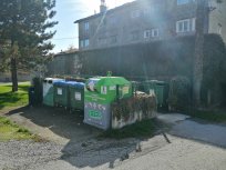 Zabojnik za e-odpadke v sklopu eko otoka na ulici Ob Hublju. 