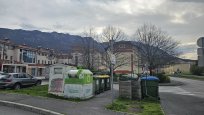 Zabojnik za tekstil v sklopu ekološkega otoka na Avtobusni postaji Ajdovščina 