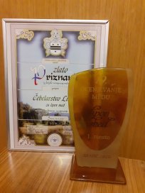 Čebelarstvo Lisjak z Vrtovč je na mendarodnem ocenjevanju v Semiču prejelo zlato priznanje za lipov med. 