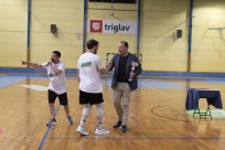 Podžupan Matjaž Bajec podeljuje pokal.