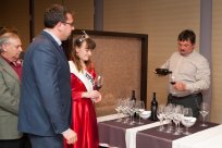 Vipavska vinska kraljica Nataša Ferjančič in župan Tadej Beočanin sta nazdravila z Županovim vinom 2016, Ferjančičevim merlotom 2013