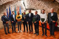 Župan Tadej Beočanin v družbi vinarjev, ki so na občinskem vinskem ocenjevanju prejeli Listine odličnosti